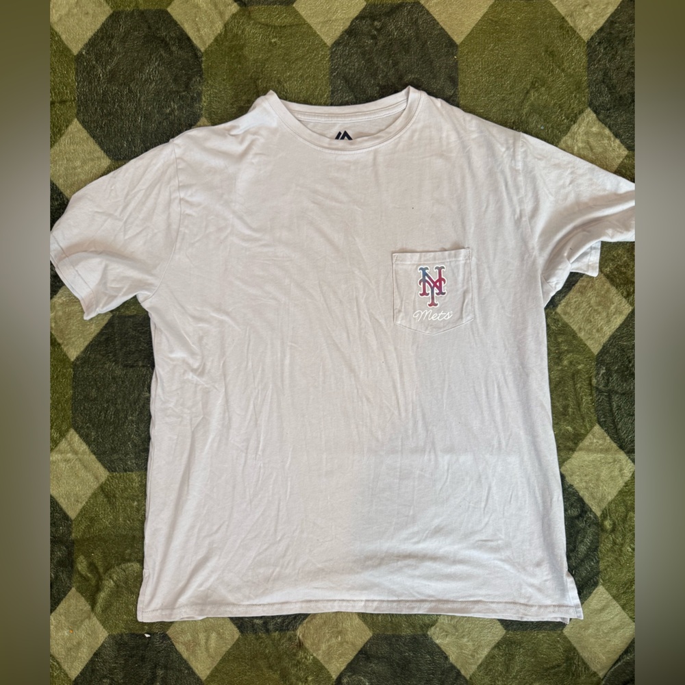 Majestic NY Mets Women’s Light Grey Pocket Tee with Pink/Blue Mets Logo